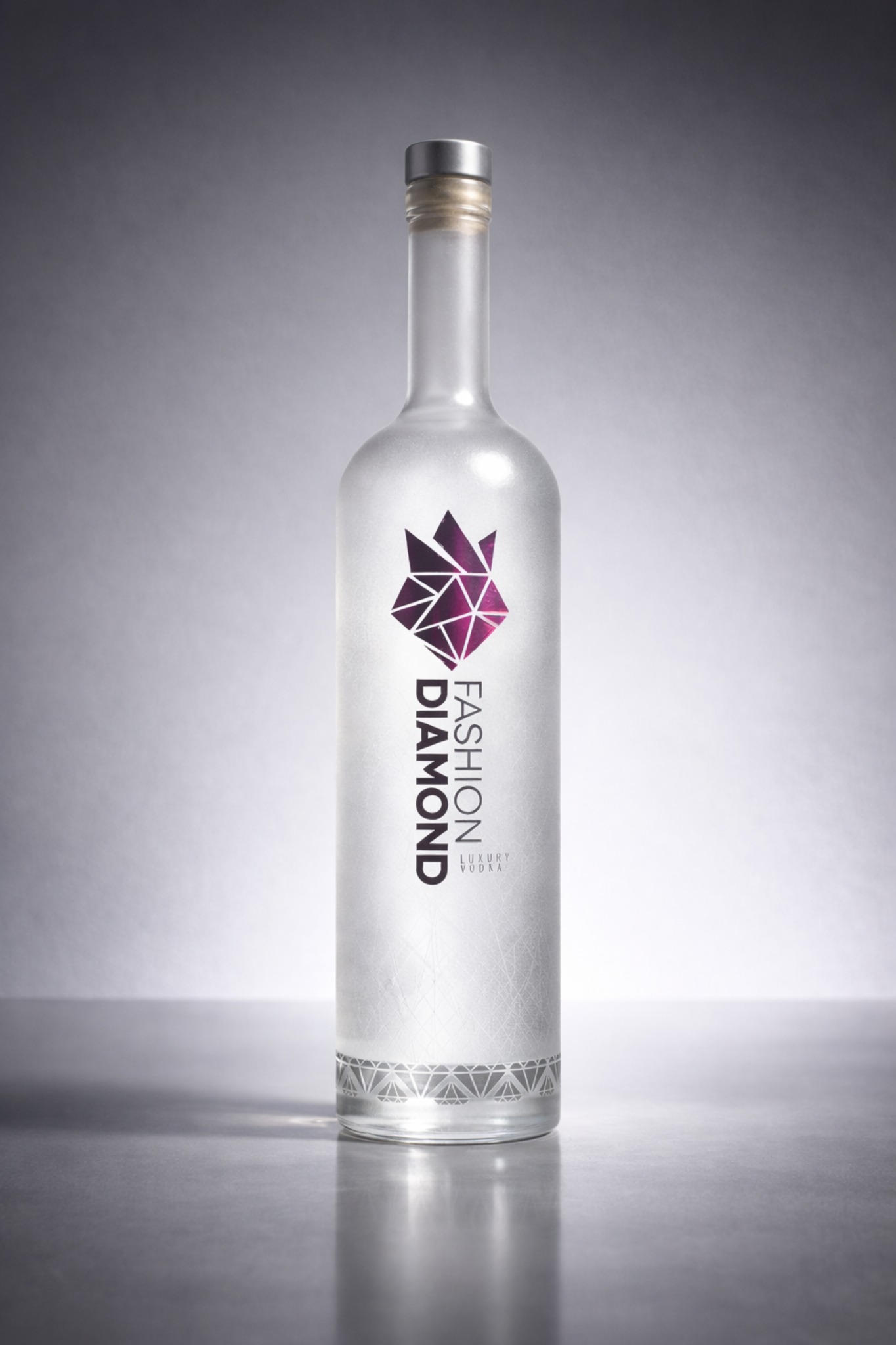 Bottiglia Fashion Diamond su sfondo chiaro