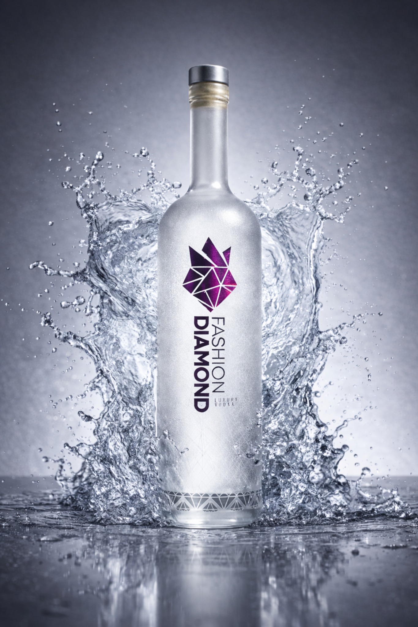 Fashion Diamond Luxury Vodka su fondo chiaro con splash d'acqua